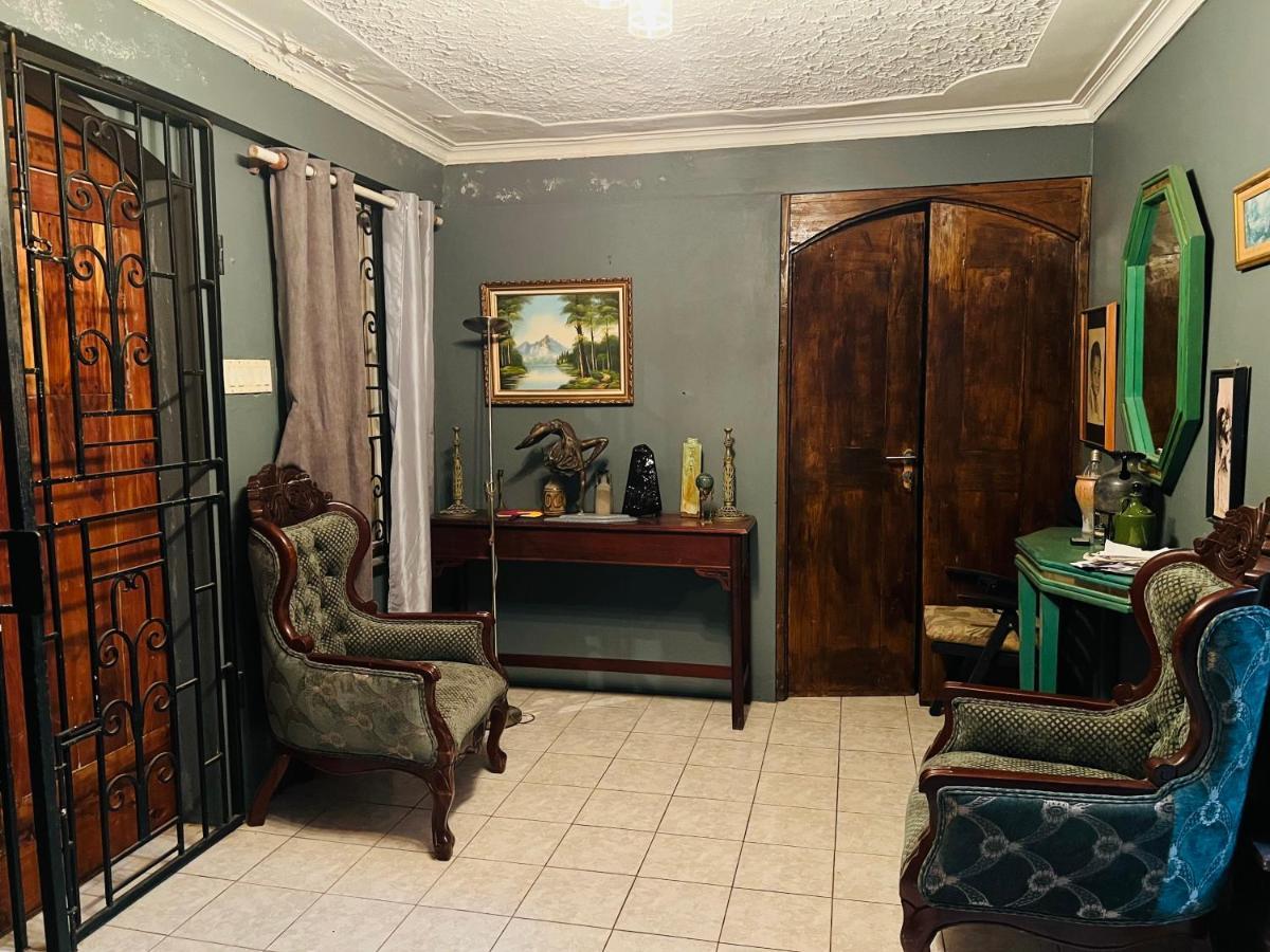 In The Heart Of Kingston Villa Bagian luar foto